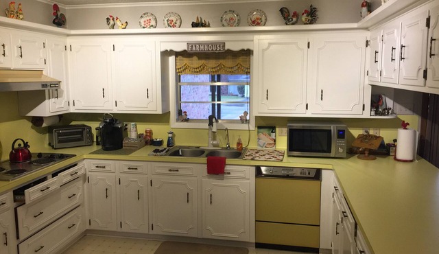 Two king beds, 2300 sf in vintage home in quiet neighborhood 10 min. from A&M.