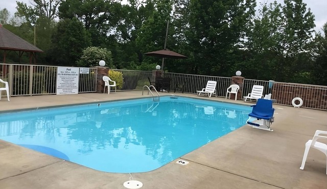 Two Units w/FREE Parking, FREE Breakfast! Pets are Welcome!