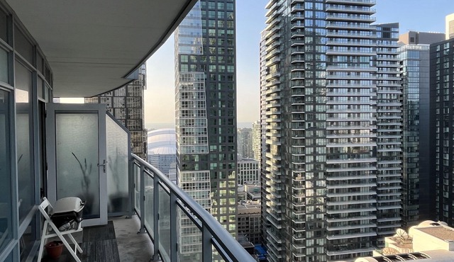 Unique 1+1 Bed, 1 Bath, 634 Sq Ft Suite Down Town Toronto