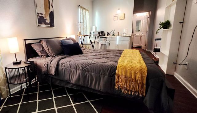 Unique Studio Near Presbyterian Hospital, UNT & Denton Square