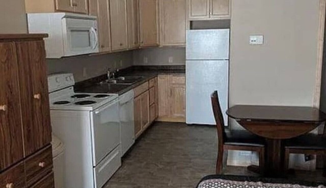 Unit 6: Cozy Studio Microhotel with full kitchen.
