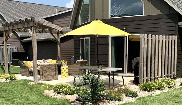 Updated & beautiful family-friendly, getaway at Bridges Bay!