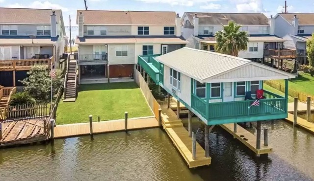 Updated Waterfront Townhome. Fish, Shrimp, boating! Beautiful views!