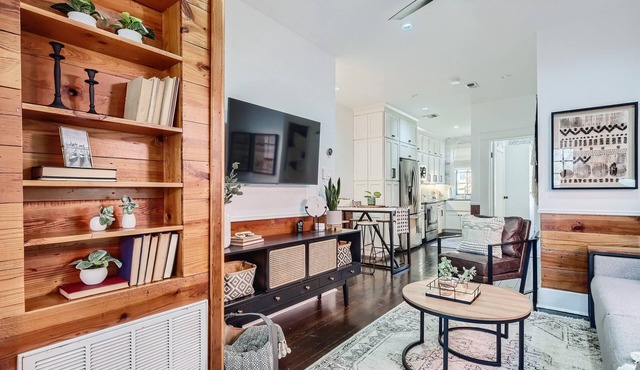 Upscale Designer 2 BR Historic Gem~ Walk to Eateries, River Walk & Downtown!
