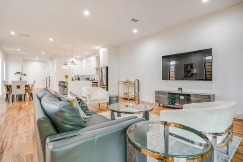 Uptown Modern with Private Patio & 1Gbps Wi-Fi