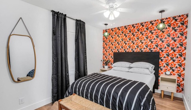 Uptown Peach ~ Creative Space for Productivity ~ Fast WiFi ~ Central Location