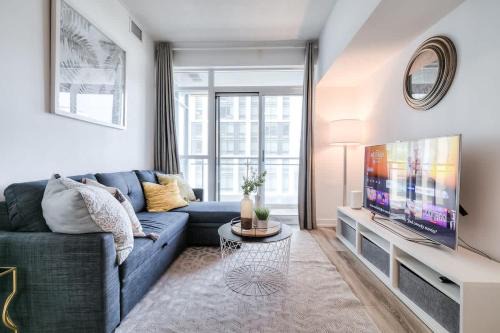 Urban Down Town 2BR plus Den Condo with Parking