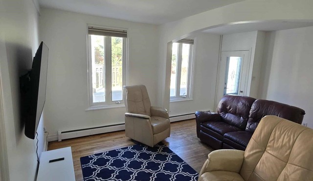 Urban stopover downtown QC, 2 parking spaces, wifi, netflix, disney, crave