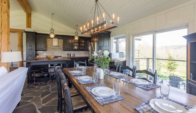 Valley Haven Cottage: Secluded w Hot Tub, Fire Pit