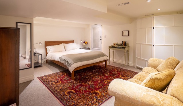 Victorian Charm Meets Modern Luxury 4-Bedroom Trinity Bellwoods Haven Awaits!
