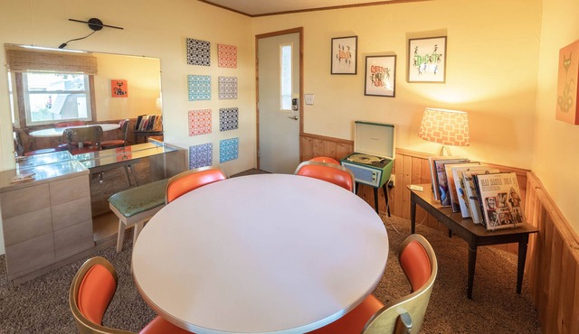 Vintage Experience - Mid Century Retro Retreat- 2 Bedroom in Central Sioux Falls