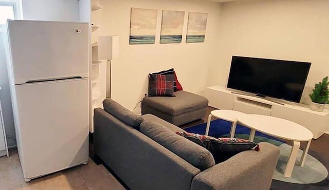Walk-out Basement Apt. 1 bedroom+den. Free parking