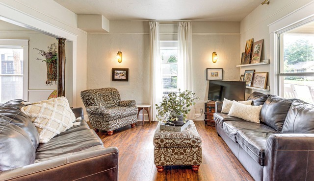 Walk to Downtown: Historic Guthrie Home on Mansur