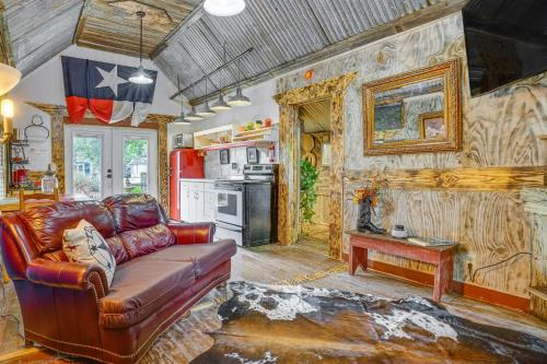 Walk to Granbury Square & Beach! 'Texas Cottage'