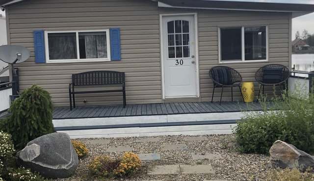 Water Front Cottage near Waterton (30 min)