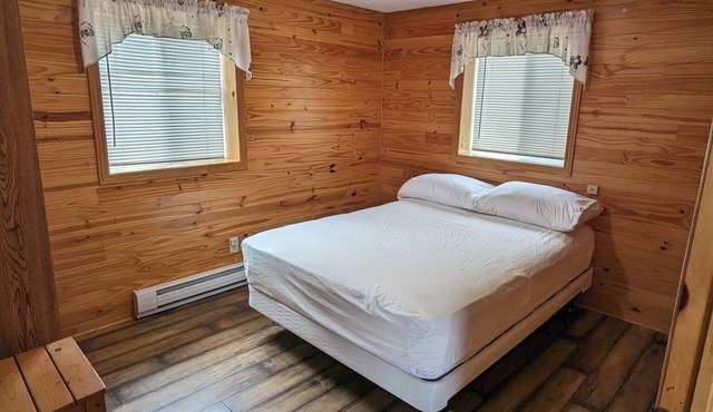 Waterfront 3 bedrooms Cottage on Rice lake