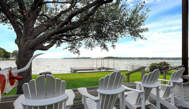 Waterfront | 5BR | Balcony Views | Swim & Fish | Ping Pong & Games | Lake Conroe