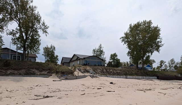 Waterfront beach house in beautiful Port Franks