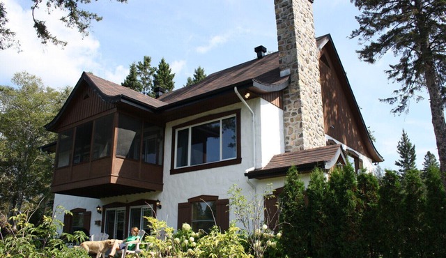 Waterfront chalet - Lake La Sapiniere, Village Suisse Resort, heart of Val-David