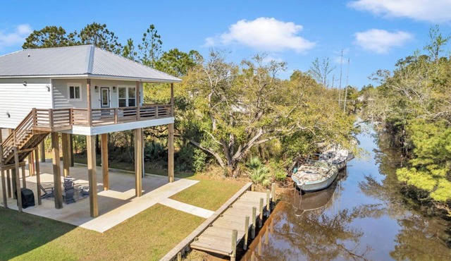 Waterfront Escape in Bay STL with dock,pickleball, ping pong, basketball & more!
