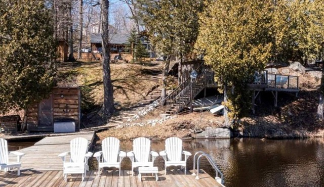 Waterfront getaway on Lake Manitouwabing. Hot tub, bunkie, canoes and kayaks!
