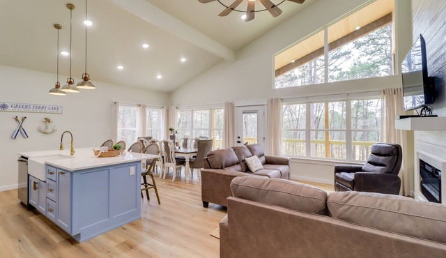 Waterfront Retreat on Greers Ferry Lake w/Hot Tub