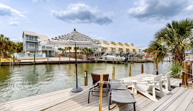 Waterfront studio steps from beach with tennis/boat dock access & patio