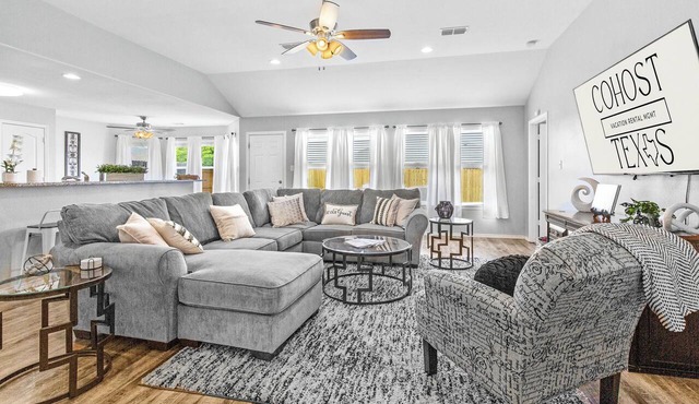 Weekday Spring Deals ~ Near Dyess ~Pets OK~ Sleeps 8 ~ 5 Stars ~Spacious ~ Clean