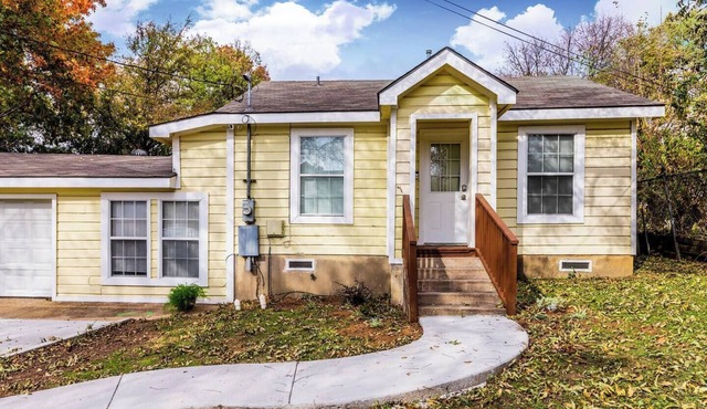 Welcome to Irving! My peaceful yellow cottage is ready to welcome you and your guests