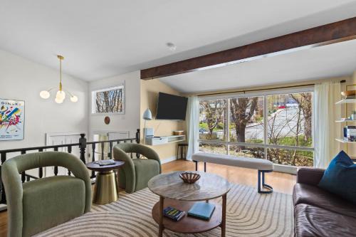 West End 4BR Stay Patio BBQ Firepit WiFi Parking