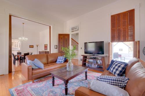 WFH Friendly: Abode w/Balcony in Columbus!