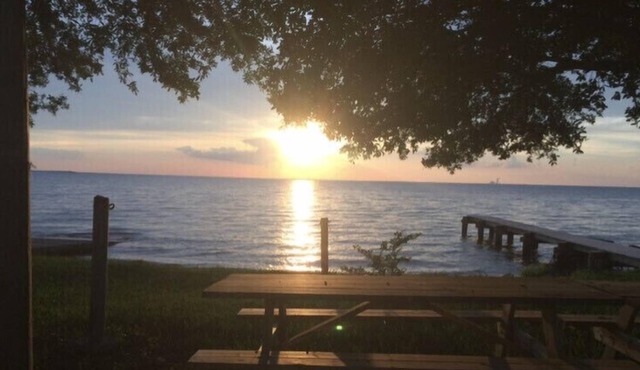 Winter Beachfront Lakehouse w beautiful sunsets. Short term monthly rentals. in Moncks Corner