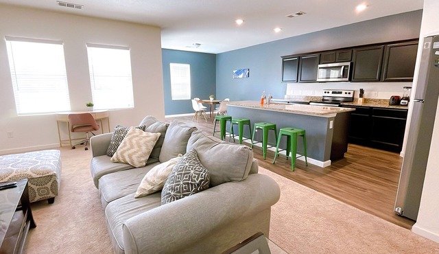 Wow! Newbuilt home with dreamy kitchen. Extended stay.