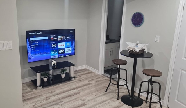 YOUR home @ the FALLS - 10 mins from the FALLS 5 mins from plazas & mall