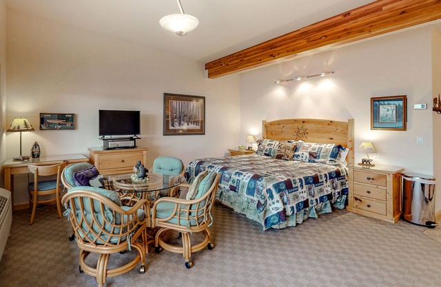 Lakefront studio with breathtaking balcony views, docks for swimming & kayaking in Bigfork