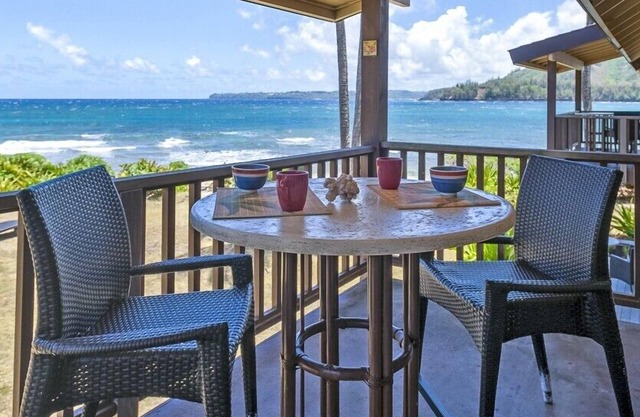 Quaint Island Charm Right On the Beach! Secluded & Laidback Seaside Retreat
