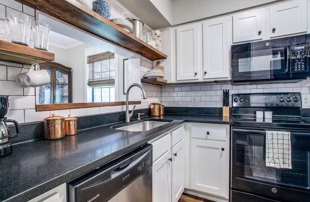 This condominium is a 2 bedroom(s), 1.5 bathrooms, located in Arlington, TX.
